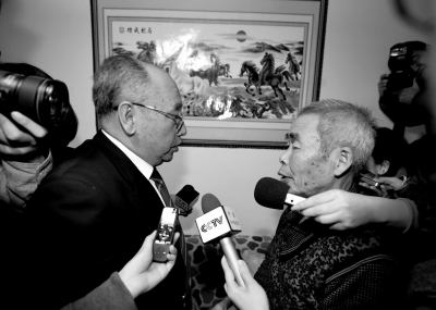 15日，內(nèi)蒙古高院副院長(zhǎng)趙建平（左）帶隊(duì)向呼格吉勒?qǐng)D父母送達(dá)再審法律文書(shū)。