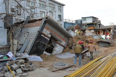 坍塌事故發(fā)生后，房屋傾倒在地面上。記者 徐曉帆/攝