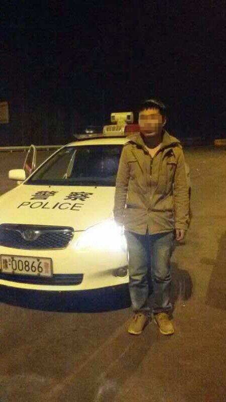 男子被父親拋棄后，在高速交警的幫助下才得以回家。