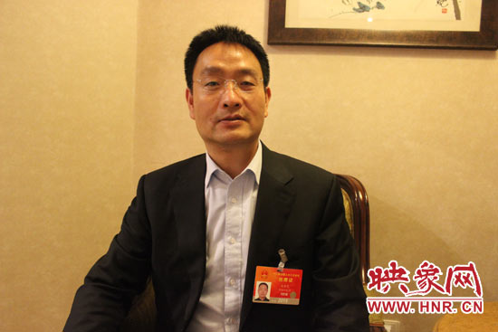 全國(guó)人大代表、輝縣市張村鄉(xiāng)裴寨社區(qū)黨總支書記裴春亮