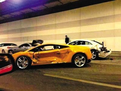 一目擊者出示照片，隧道內(nèi)，事發(fā)時(shí)還停著多輛車，其中一輛黃色豪車車門明顯內(nèi)凹，另一白色車車尾損毀嚴(yán)重。