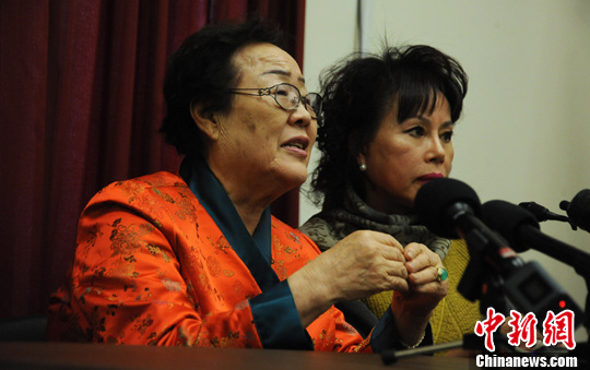 圖為慰安婦受害者李容洙（Lee Yong Soo。圖左）發(fā)表講話，要求安倍正式道歉。