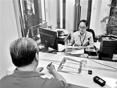 昨天，第一位行政案件立案者冀先生在立案大廳窗口前立案