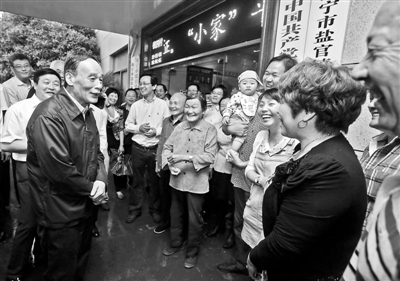 5月8日，王岐山與海寧市鹽官鎮(zhèn)桃園村黨委班子成員、老黨員和群眾親切交流供圖/新華社