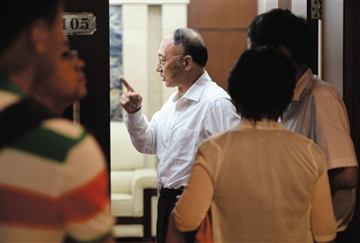 劉鵬局長走出會場。昨日的足球改革發(fā)展工作會議上，國家體育總局為中國足球“開了一扇門”。新京報記者 吳江 攝