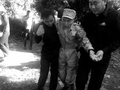 89歲老兵繆焜得知不能接到遺骸后嚎啕大哭。組織方供圖