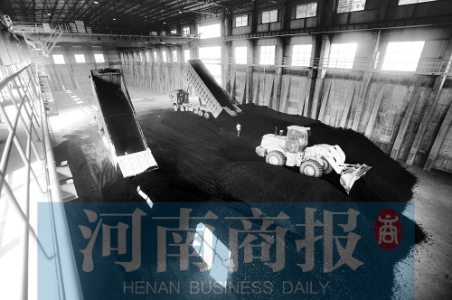 大量煤炭運往南區(qū)供熱站，為今冬供暖做準備 河南商報記者 鄧萬里/攝