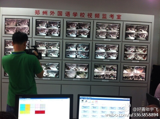 在鄭州外國(guó)語(yǔ)中學(xué)監(jiān)控室，映象網(wǎng)記者看到，各考點(diǎn)秩序井然。