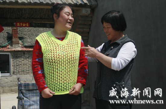 王炳鳳正在陪女兒鍛煉。記者 李偉 攝