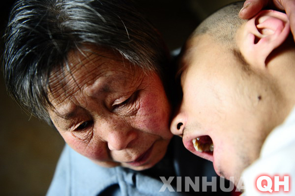 3月29日，母親邵秀景（左）同楊林在一起。