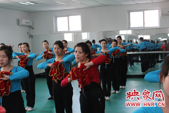 舞蹈室里，張巧英正在糾正學(xué)生的舞蹈動(dòng)作