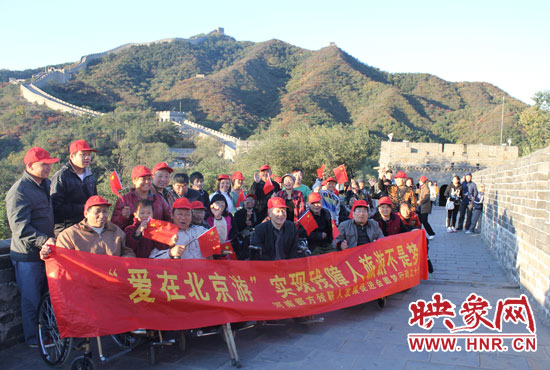 旅游對(duì)于殘疾人朋友來說比正常人要困難許多，2011年，劉小琴帶領(lǐng)殘障朋友登上了長(zhǎng)城。