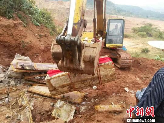 圖為“官墓”被移走。　嚴初 攝