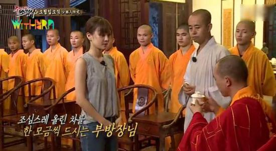 圖為具荷拉向方丈奉茶。