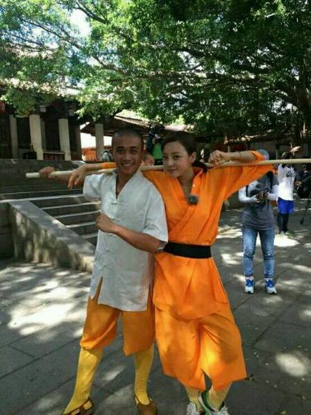 這些參加節(jié)目的女星當(dāng)中既有歌手，又有演員，都是時尚年輕且受歡迎的女星。