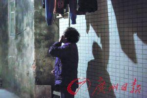 女姐在講述自己老伴幾年前在保姆的“照料”下去世的經(jīng)歷，神色悲傷。廣州日?qǐng)?bào)記者陳憂子