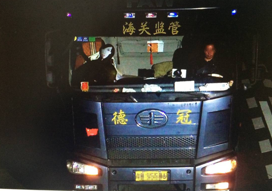 司機(jī)在副駕綁個充氣娃娃值班