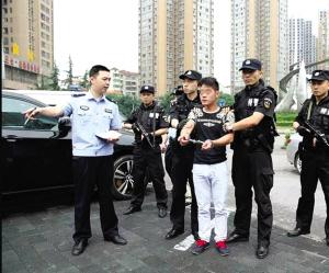 小伙被抓現(xiàn)場