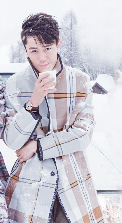 胡歌和霍建華為雜志拍攝了一組封面照，二人穿著同款風(fēng)衣，在白雪中端著咖啡，恩愛“虐狗”