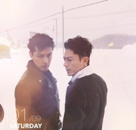 胡歌和霍建華為雜志拍攝了一組封面照，二人穿著同款風(fēng)衣，在白雪中端著咖啡，恩愛“虐狗”