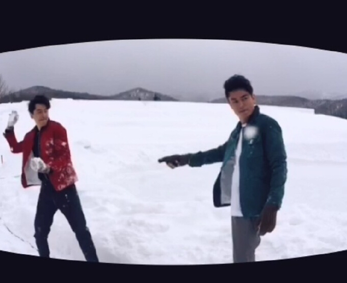 胡歌和霍建華為雜志拍攝了一組封面照，二人穿著同款風(fēng)衣，在白雪中端著咖啡，恩愛“虐狗”