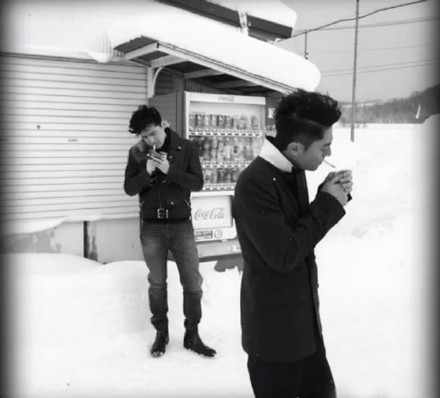 胡歌和霍建華為雜志拍攝了一組封面照，二人穿著同款風(fēng)衣，在白雪中端著咖啡，恩愛“虐狗”