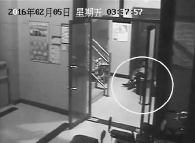 小區(qū)監(jiān)控視頻截圖，兩人一坐一跪竟聊了十多分鐘。