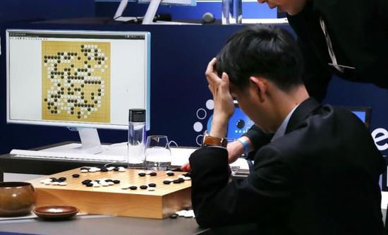 復(fù)盤階段李世石也在不停撓頭。