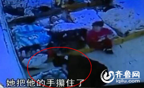 孩子午睡時候睜眼，老師攥住孩子的手，打臉。