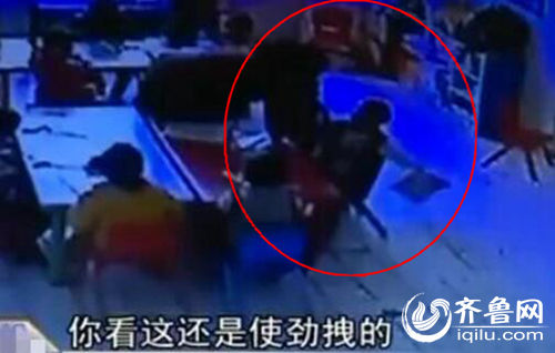 孩子上課時被老師拖拽。（紅圈中拿書者系孩子）