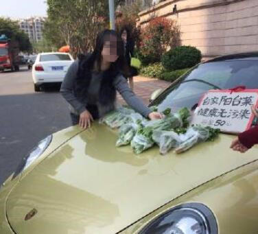 開(kāi)保時(shí)捷賣菜走紅 網(wǎng)友:炒作無(wú)底線 自稱陽(yáng)臺(tái)菜健康無(wú)污染,只賣“懂貨”的人