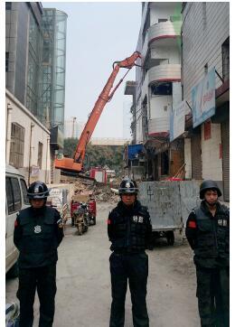 根據(jù)《太原市和小 店區(qū)平陽路街道親賢城中村改造拆遷安置補(bǔ)償方案》，結(jié)合親賢實(shí)際，親賢社區(qū)補(bǔ)償安置采取“商業(yè)用房安置+小戶型公寓住宅安置+貨幣補(bǔ)償”的方式，其中每分 （0.1 畝）置換商業(yè)用房50平方米+小戶型公寓住宅80平方米+貨幣補(bǔ)償20萬元人民幣。（拍攝：2015年9月17日）