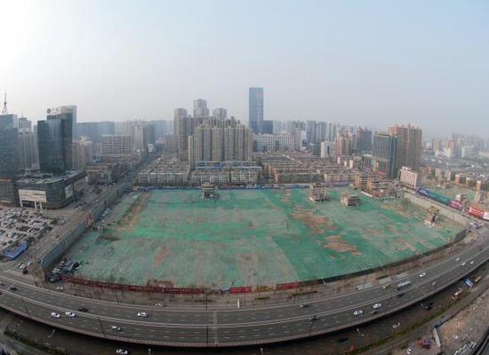 2016年4月，經(jīng)過持續(xù)攻堅(jiān)，親賢社區(qū)西北片區(qū)的拆遷工作基本告一段落，但在鋪設(shè)了防塵綠網(wǎng)的空地中，至今仍有3戶居民選擇了“堅(jiān)守”。(拍攝：2016年4月4日)