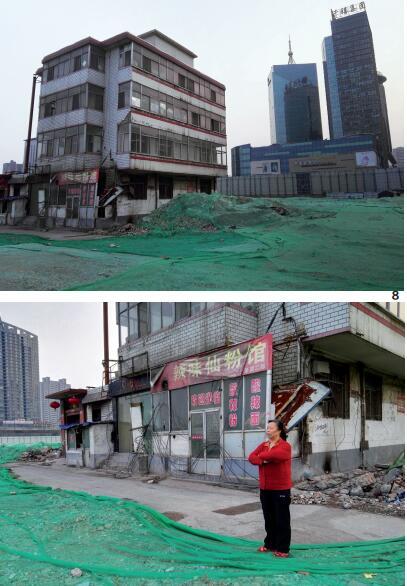 65歲的韓老太太是別人眼中的“釘子戶”，至今仍居住在斷水、斷電的老宅中。她的房產(chǎn)占地面積3分多，建有樓房4層，按照補(bǔ)償標(biāo)準(zhǔn)可以拿到400余萬元補(bǔ)償，但她還是擔(dān)心以后的日子沒著落，稱要繼續(xù)堅(jiān)持下去。在她房子的右后側(cè)，是親賢社區(qū)旗下千禧集團(tuán)的豪華辦公樓。