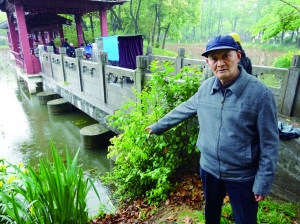 商老說，他就是在這兒把孩子拽上岸的