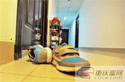 出事小孩的鞋子凌亂地擺放在自家門前。