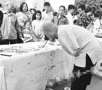 黃國(guó)富在作畫(huà)。資料照片