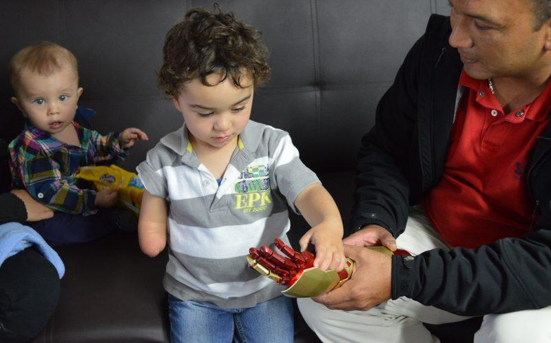 3歲天生殘疾男童裝上“鋼鐵俠右臂” 3歲天生殘疾男童裝上“鋼鐵俠右臂”