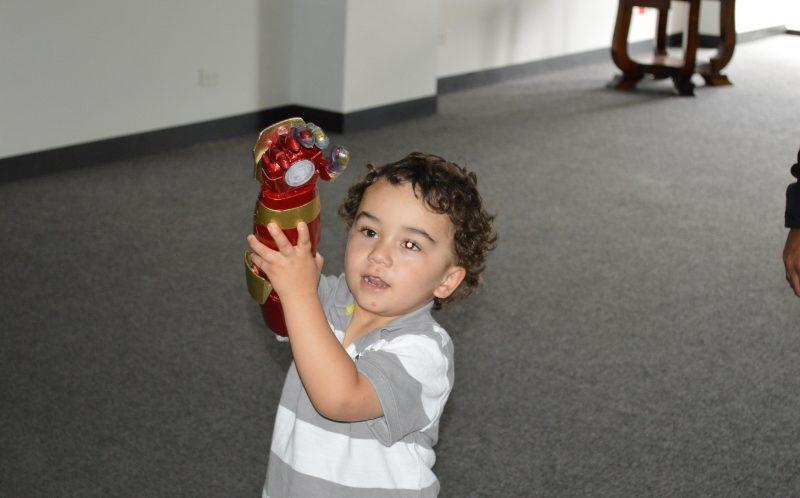 3歲殘疾男童裝上“鋼鐵右臂” 變鐵臂阿童木 3歲殘疾男童裝上“鋼鐵右臂” 變鐵臂阿童木