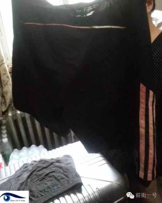 李律師所穿褲子也沾染血跡。