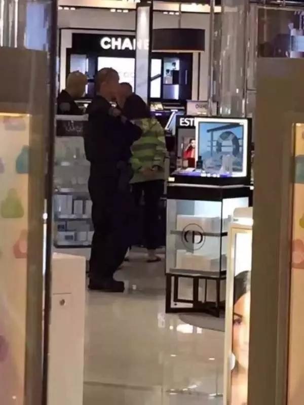 游客大鬧美國機(jī)場