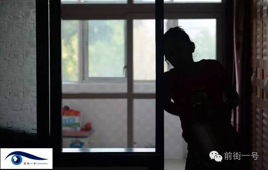 小金扶腰站在家中。