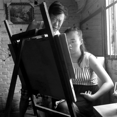 　女兒畫畫，父親在一旁指導