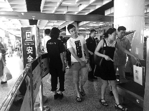 南京地鐵新街口站，大多數(shù)市民自覺配合安檢