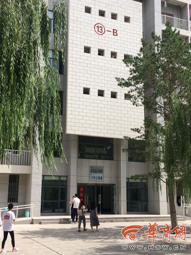 8月30日，榆林學(xué)院有學(xué)生發(fā)微博對女生宿舍樓住進(jìn)男生提出質(zhì)疑。9月3日，學(xué)校宣傳部門回應(yīng)，女生宿舍樓里確實住著3名男研究生，但該樓的格局是套間，跟單元房一樣是獨立的，大學(xué)應(yīng)有包容的精神。