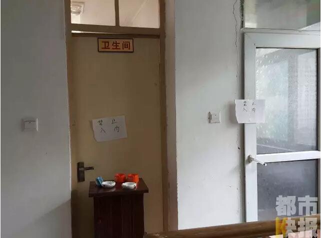 當(dāng)馮女士走出大門，繞到院子的側(cè)面時，衛(wèi)生間窗戶下方草叢中的一幕，讓她驚出了一身冷汗。農(nóng)家樂老板娘馮女士：“就是孩子，旁邊帶著胎盤。”昨晚十一點半事發(fā)后，馮女士報了警，很不幸，男嬰已經(jīng)死亡。涉及的兩個房間，暫時被封鎖，里面已經(jīng)清理干凈。隨后記者也從轄區(qū)草堂派出所了解到，這兩男一女三人是朋友關(guān)系，女子的年齡大概是二十二三歲。該女子事發(fā)后被送往醫(yī)院，同行的兩名男子當(dāng)時被警方帶去派出所接受了筆錄調(diào)查后，已經(jīng)離開了派出所。