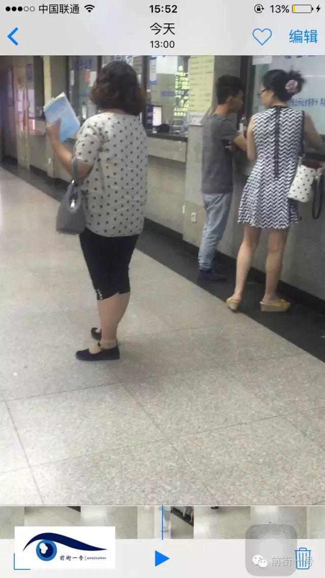 該女子在大廳內(nèi)徘徊發(fā)現(xiàn)女患者便主動(dòng)上前搭訕。