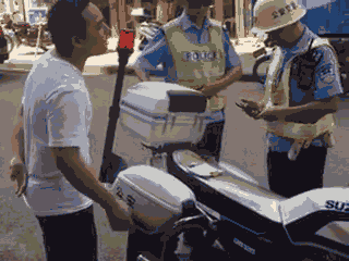 廣西梧州一男子騎車(chē)違法加裝遮陽(yáng)傘，辱罵腳踹執(zhí)法交警被拘