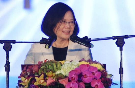 蔡英文向教師溫情喊話教師嗆：太晚了?。▓D片來(lái)源：臺(tái)灣《聯(lián)合報(bào)》）