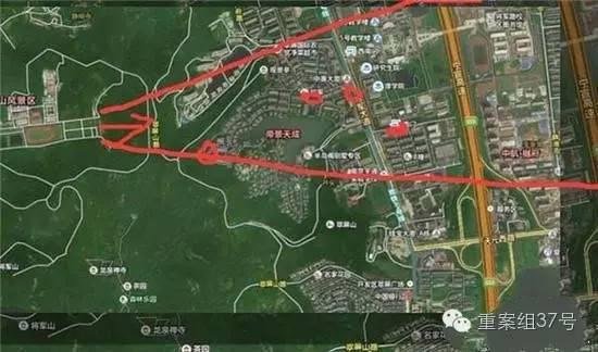 射擊場子彈射出方向（紅箭頭）有多個居民小區(qū) 。 圖片來源：交匯點新聞